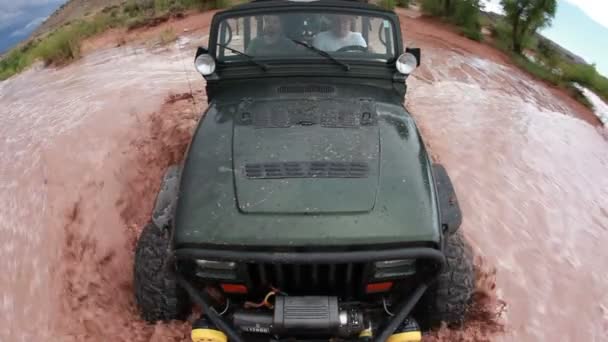 Jeep dirigindo através das águas lamacentas — Vídeo de Stock