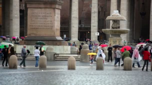 Τουρίστες το περπάτημα γύρω από την πλατεία του Αγίου Πέτρου — Αρχείο Βίντεο