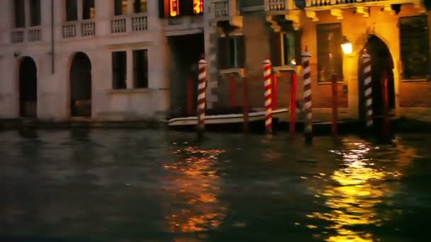 Barco que pasa por los edificios de Venecia — Vídeo de stock