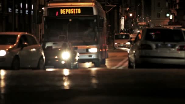 Tráfico nocturno en la intersección en Roma — Vídeos de Stock