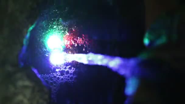 Bir şelale ile çok renkli ışıklı su Çeşmesi — Stok video