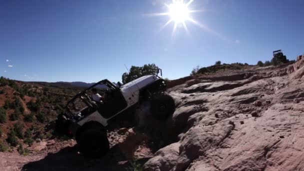Jeeps привлекает большой камень — стоковое видео
