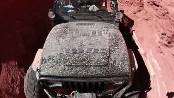 Jeep guida attraverso terreni rocciosi — Video Stock