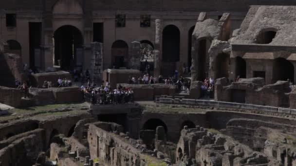 Turistas do outro lado do Coliseu — Vídeo de Stock