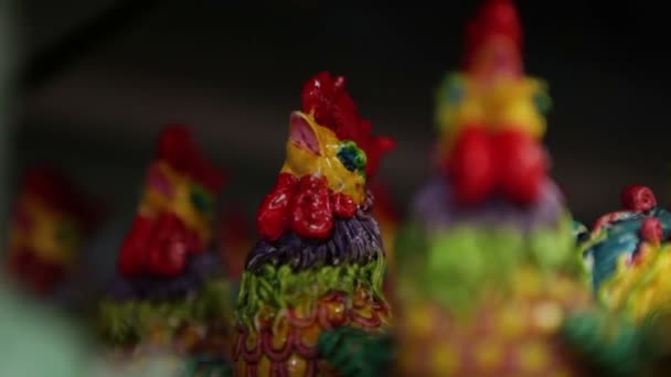 Figurillas de gallo de cerámica en una pantalla — Vídeo de stock