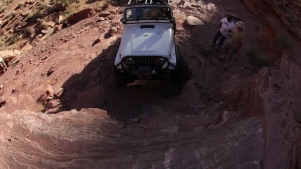 Jeep drives inclinação íngreme — Vídeo de Stock