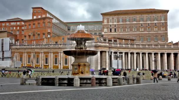 St. Peter's Meydanı çevresinde yürüyüş insanlar — Stok video