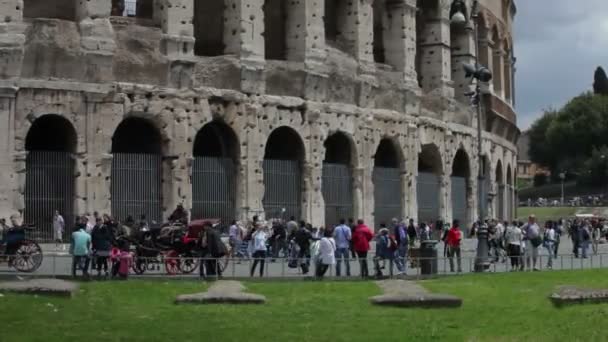 Toeristen bewonderen Roman Colosseum — Stockvideo