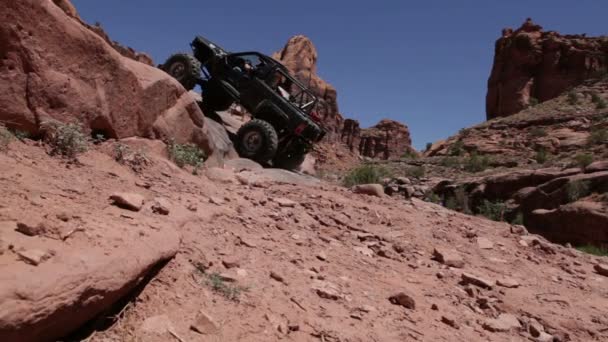 Zwarte Jeep klimmen ridge in Moab — Stockvideo