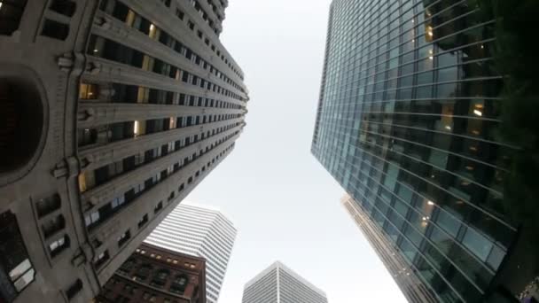 Przerwą w budynkach wysokich i wysokościowych — Wideo stockowe