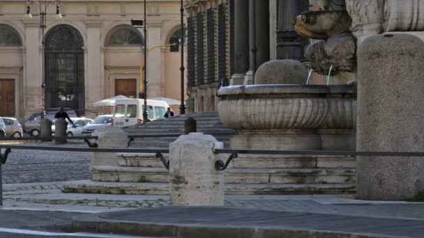 Traffico di fronte all'obelisco del Laterano — Video Stock