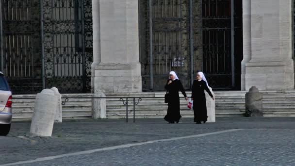 Dos monjas cruzan Piazza San Giovanni — Vídeo de stock