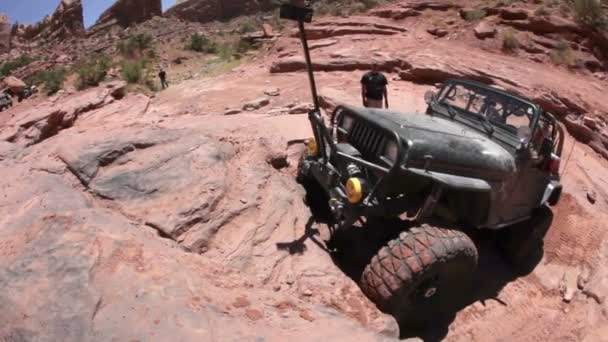 Jeep subir por un acantilado — Vídeo de stock