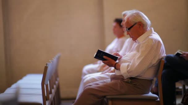 Elderly people in a church in Copenhagen — Stock Video