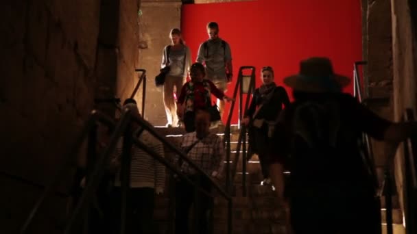 Туристы спускаются по лестнице в Колизей в Риме, Италия . — стоковое видео
