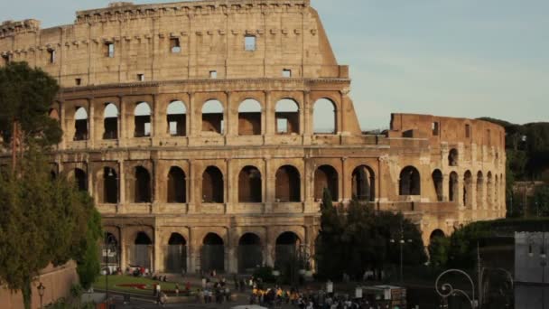 Toeristen wandelen rond het Colosseum — Stockvideo