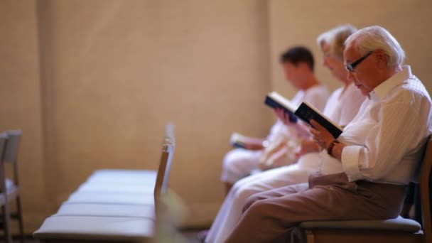 Люди читають Біблію в церкві в Копенгагені — стокове відео