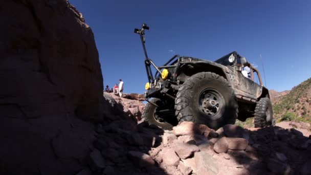 Jeep, plazící se římse v Moáb — Stock video