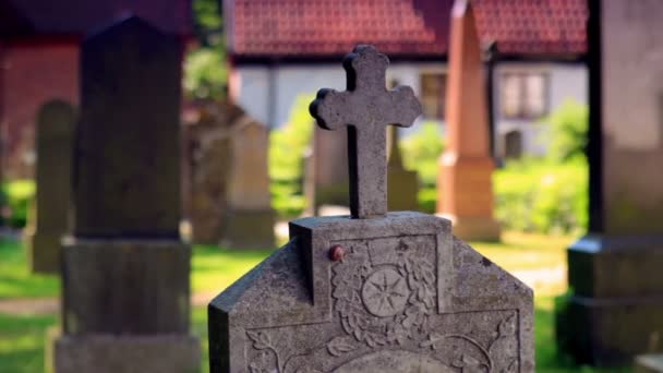 Lápide em um cemitério em Copenhague — Vídeo de Stock