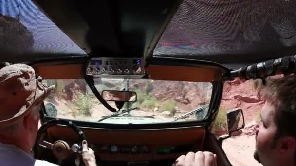 Jeep während der Fahrt durch die Trails — Stockvideo
