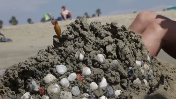 Почти законченный песчаный замок — стоковое видео
