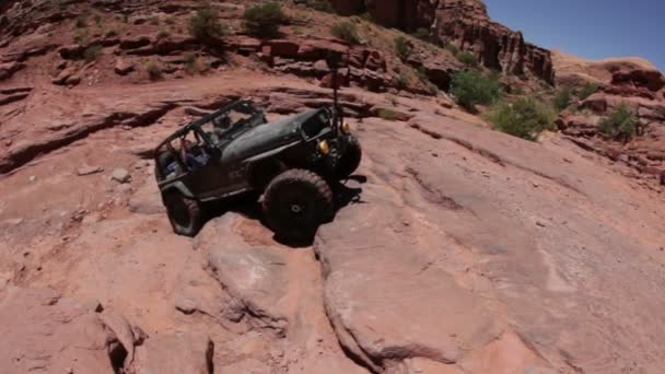 Un jeep trepa por un acantilado — Vídeo de stock
