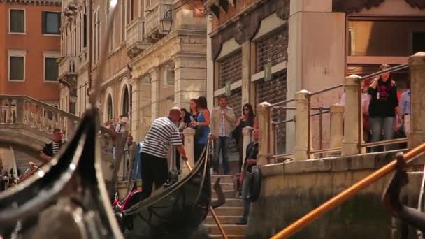 Pasarela peatonal por canal concurrido — Vídeos de Stock