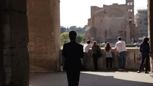 Turister som går runt och tar bilder på Colosseum — Stockvideo