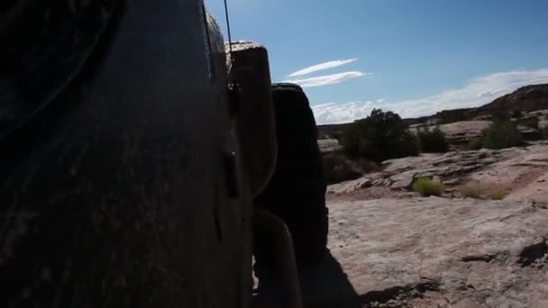 Джип, глядящий вниз на каменистую местность — стоковое видео