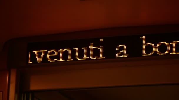 イタリアの列車で歓迎表示 — ストック動画