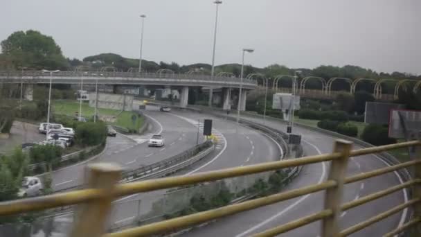 Pasar por un viaducto en un tren en Italia — Vídeo de stock