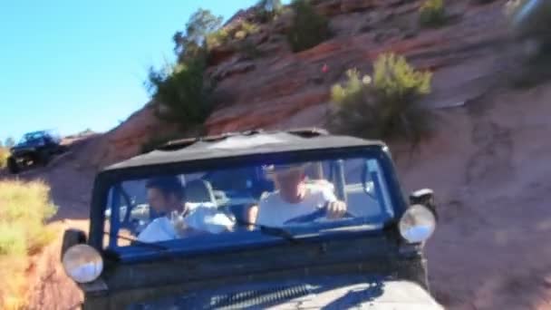 Jeep conduciendo sobre rocas en Moab — Vídeos de Stock