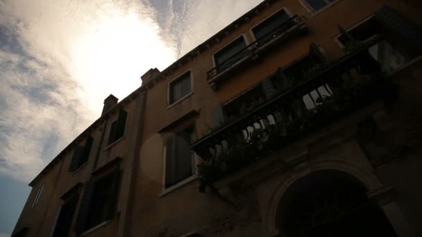 Gebouwen langs het smalle kanaal in Venetië — Stockvideo