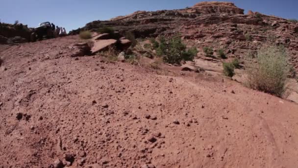 Gente caminando por el desierto de Moab — Vídeos de Stock