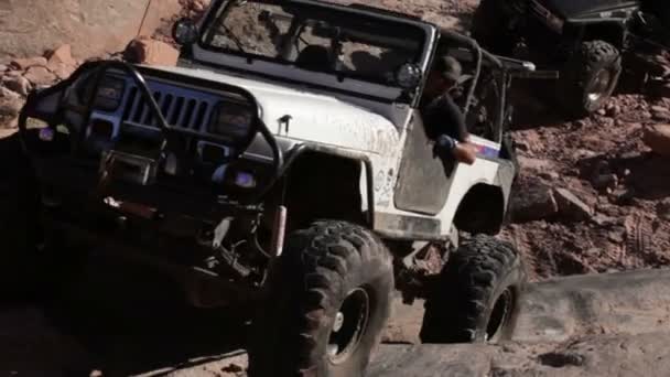 Jeep dyski stromym zboczu — Wideo stockowe