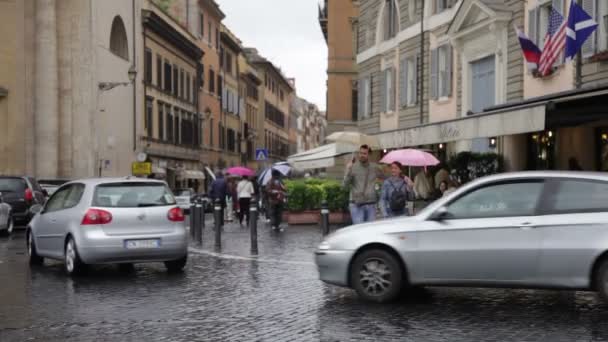 Mobil dan turis melewati kafe Romawi. — Stok Video
