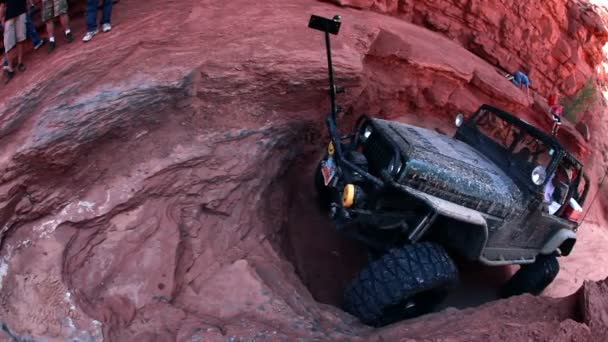 Jeep subiendo una empinada escalera de roca — Vídeo de stock