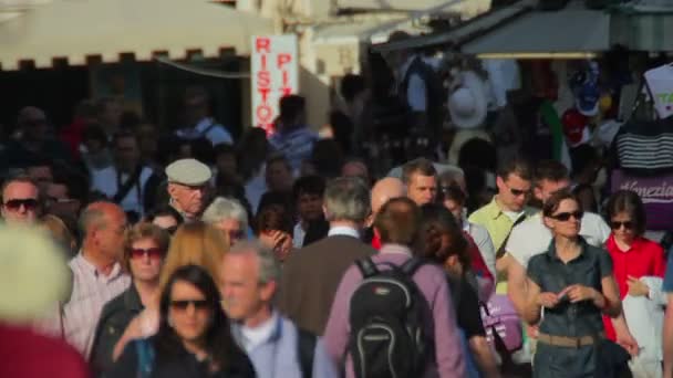 Multitud de personas caminando en Venecia — Vídeo de stock
