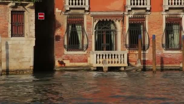 Boats pass by an Italian brick house — Stock Video