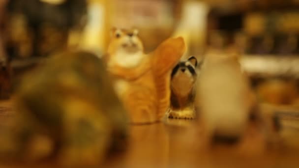 ギフト ショップでお土産の動物彫刻 — ストック動画