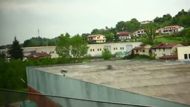 Italiaanse stad met woningen en bedrijven — Stockvideo