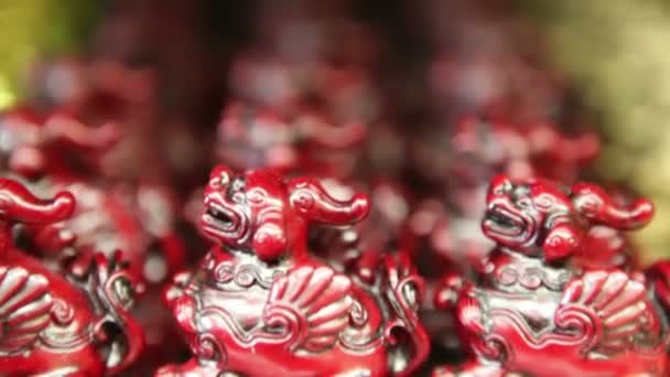 Figurine di drago su uno scaffale — Video Stock