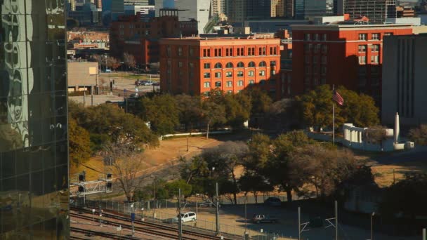 Gator och byggnader i centrala Dallas — Stockvideo