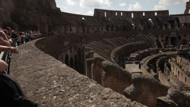 Turisti che visitano il Colosseo dal balcone . — Video Stock