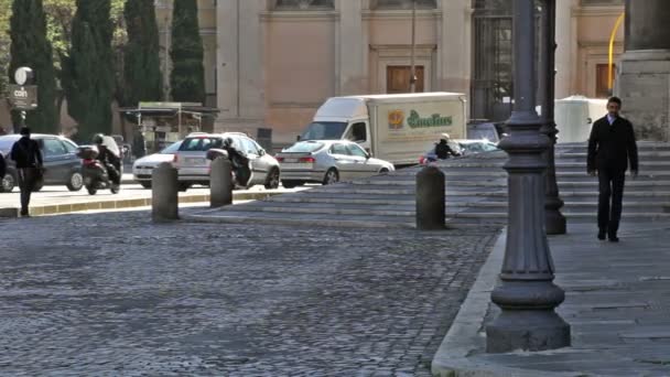 Peatones en la calle por la Piazza San Giovanni — Vídeo de stock