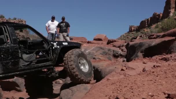 Jeep escalando pedras em Moab — Vídeo de Stock