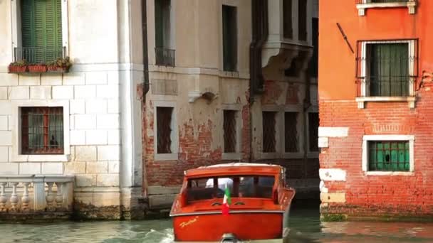Motoscafo che attraversa il canale di Venezia . — Video Stock