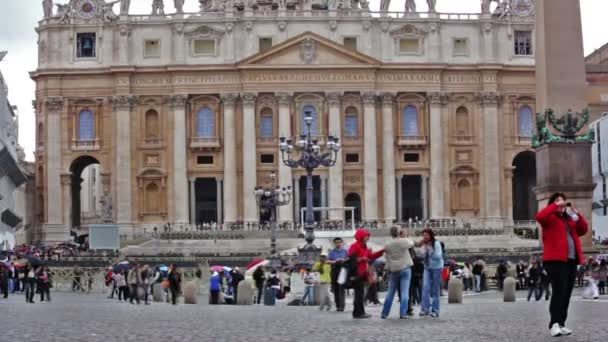 Turistas ante fachada de basílica . — Vídeos de Stock