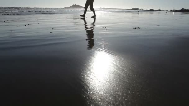 Voeten lopen richting Oceaan dan draai rond — Stockvideo