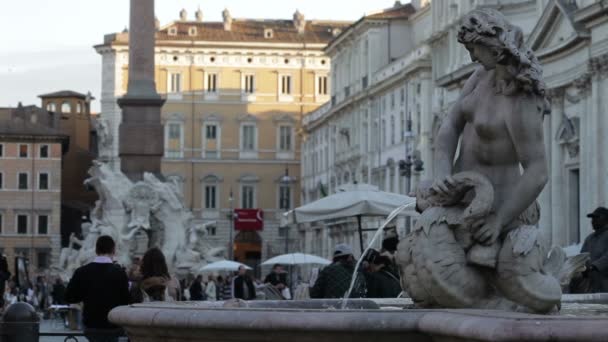 Fontein met vrouwelijke standbeeld uit water gieten — Stockvideo